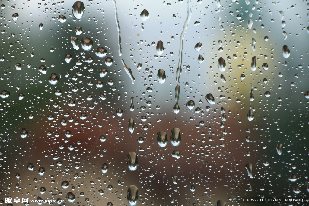 下雨天与窗外模糊景色