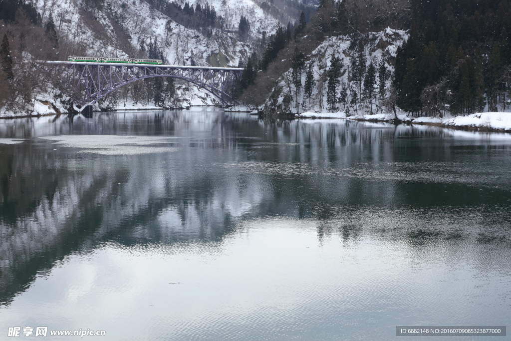 雪景铁道桥