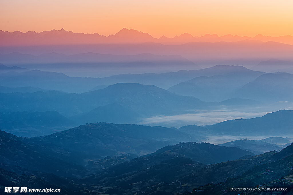 黄昏山景