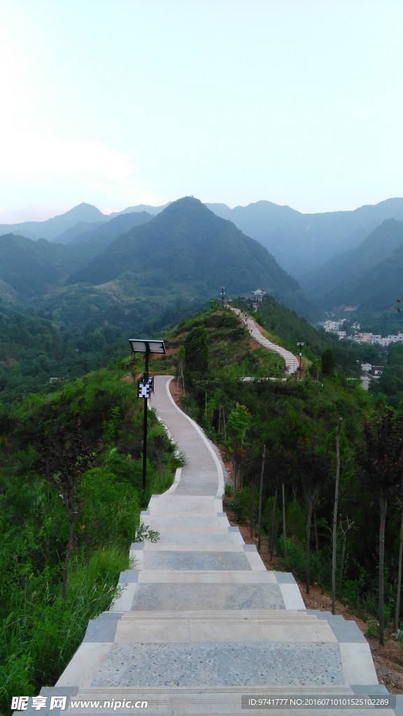 山与路