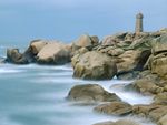 美丽的海边岩石灯塔