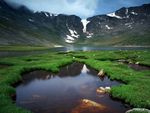 高山下的河水图片