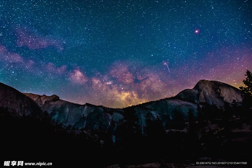 夜色下的山间风景