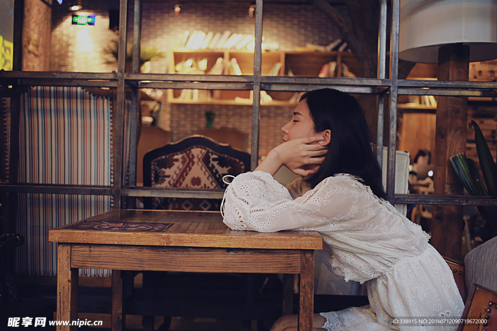 咖啡店美女