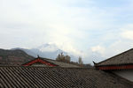 屋顶上的玉龙雪山