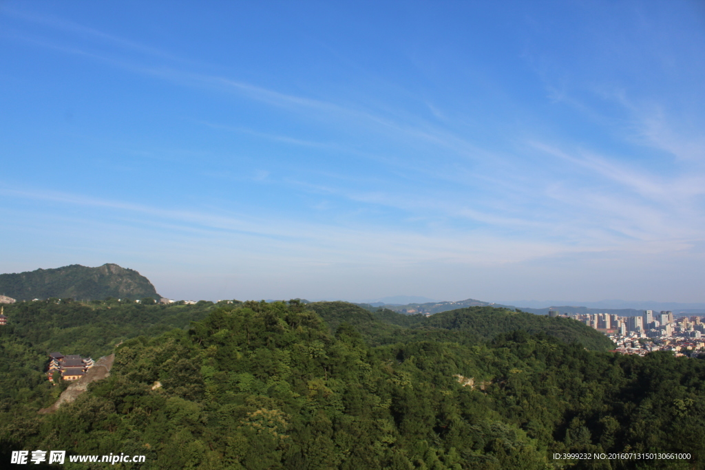 蓝天山峦