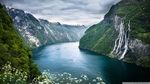 山峰河流景色图片