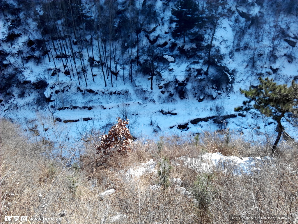 太兴山雪地小道