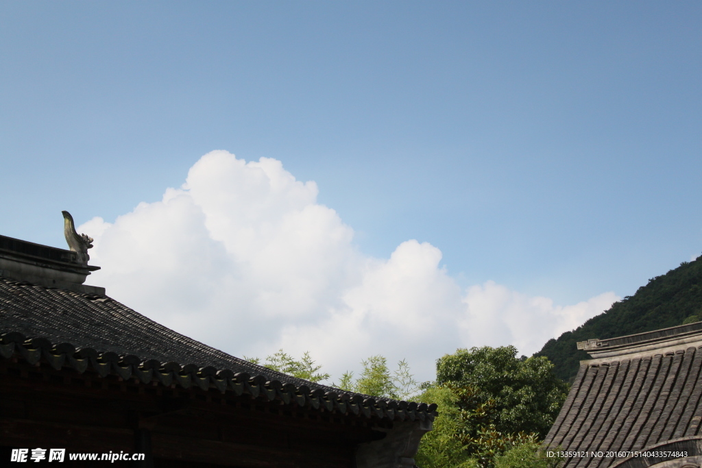 蓝天屋檐