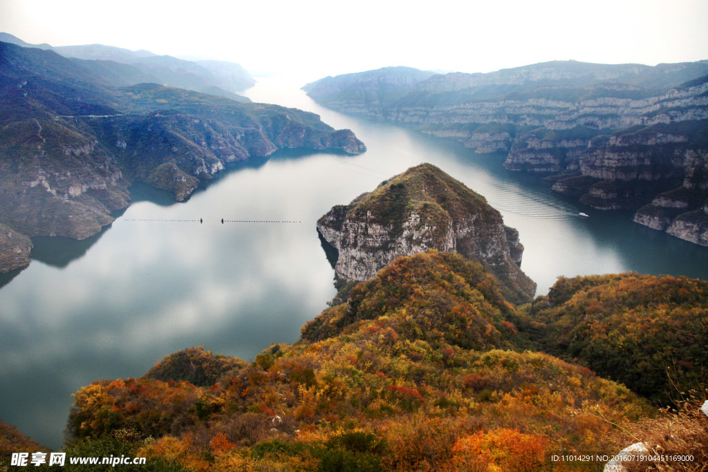 三峡湖畔