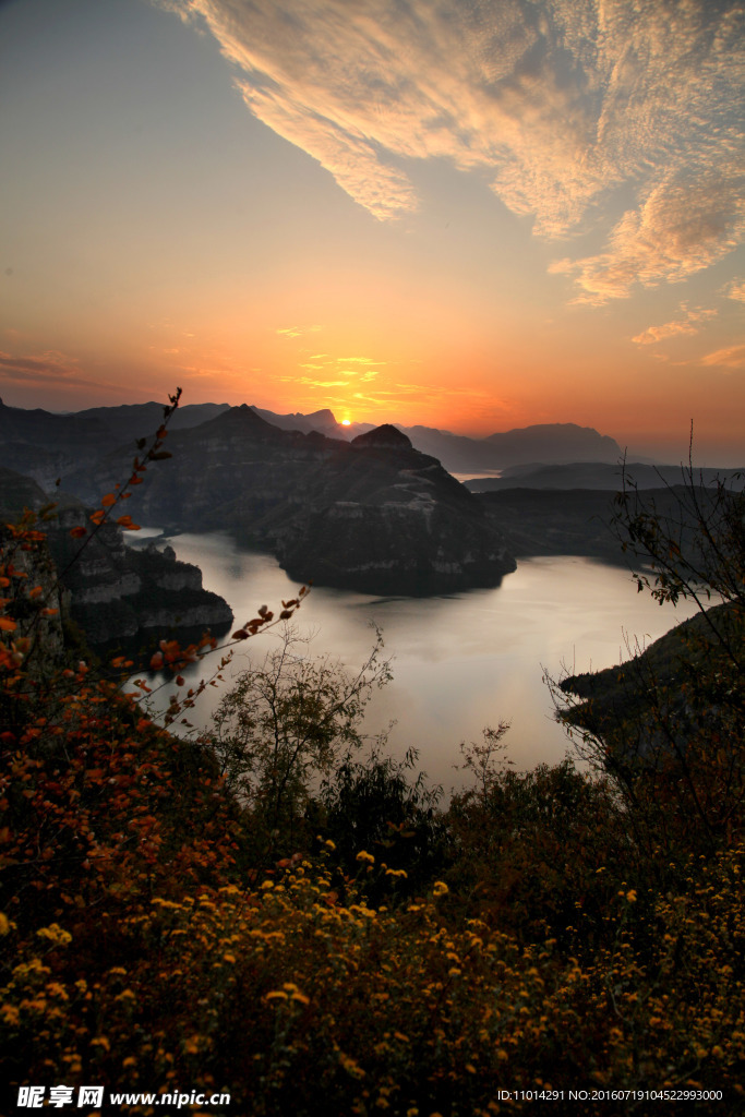 日出三峡