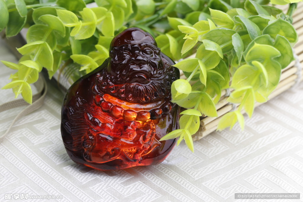 缅甸琥珀雕刻件