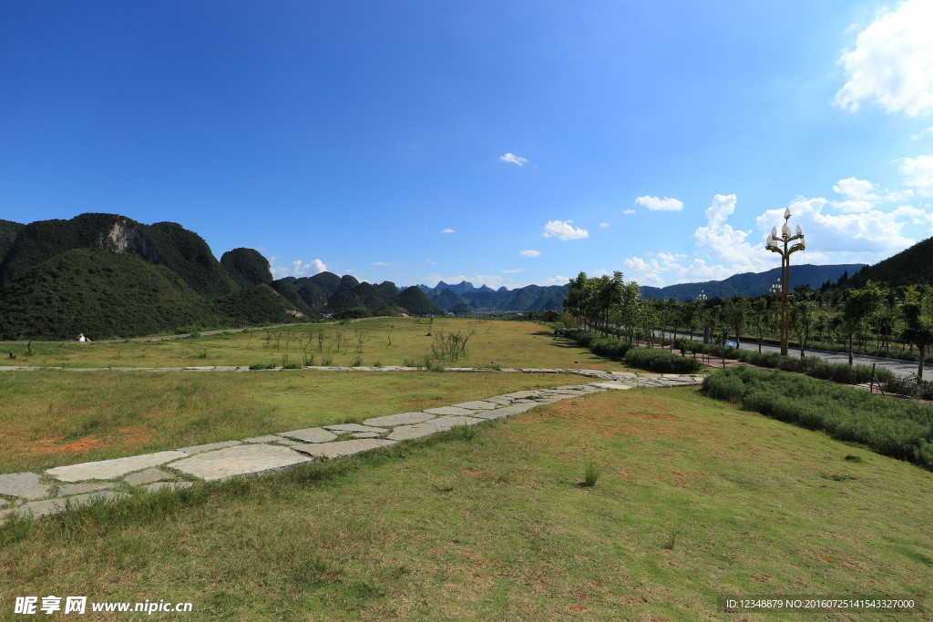 万峰林观景台草地