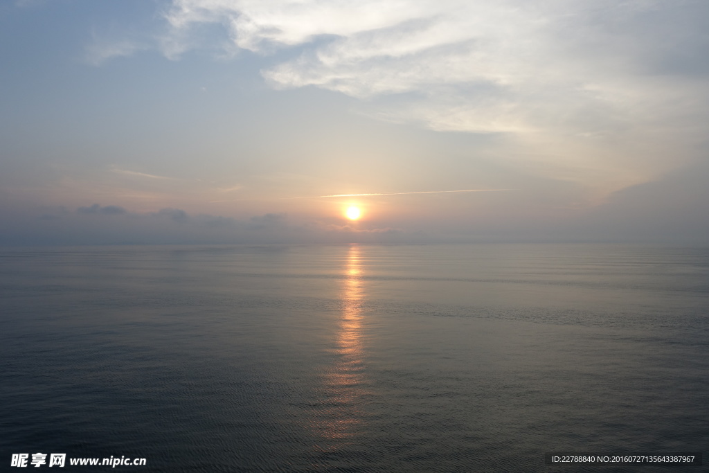 海上日出