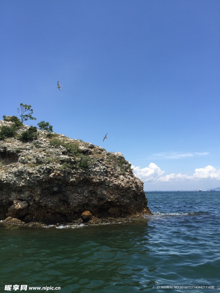 蓝天 海水 石头