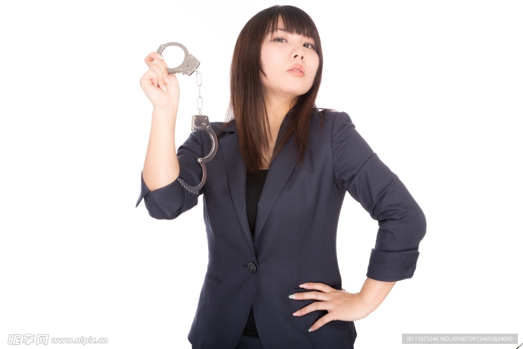拿手铐的女人