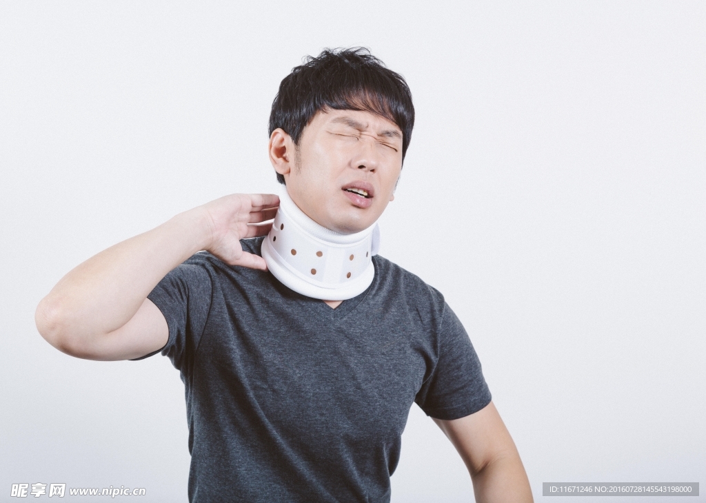 脖子受伤的男人