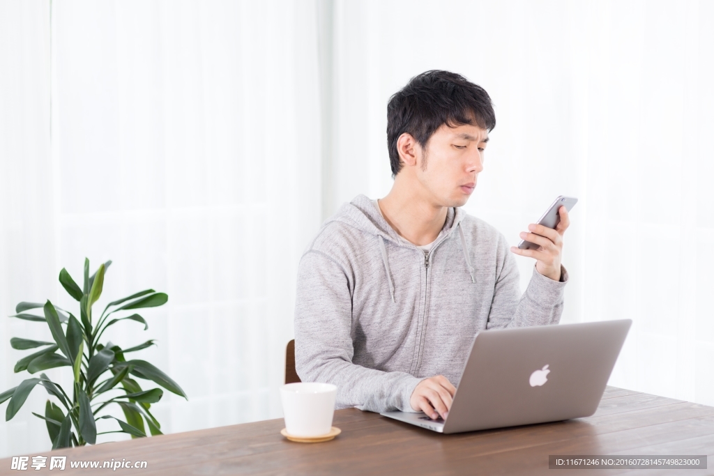 看手机的男人