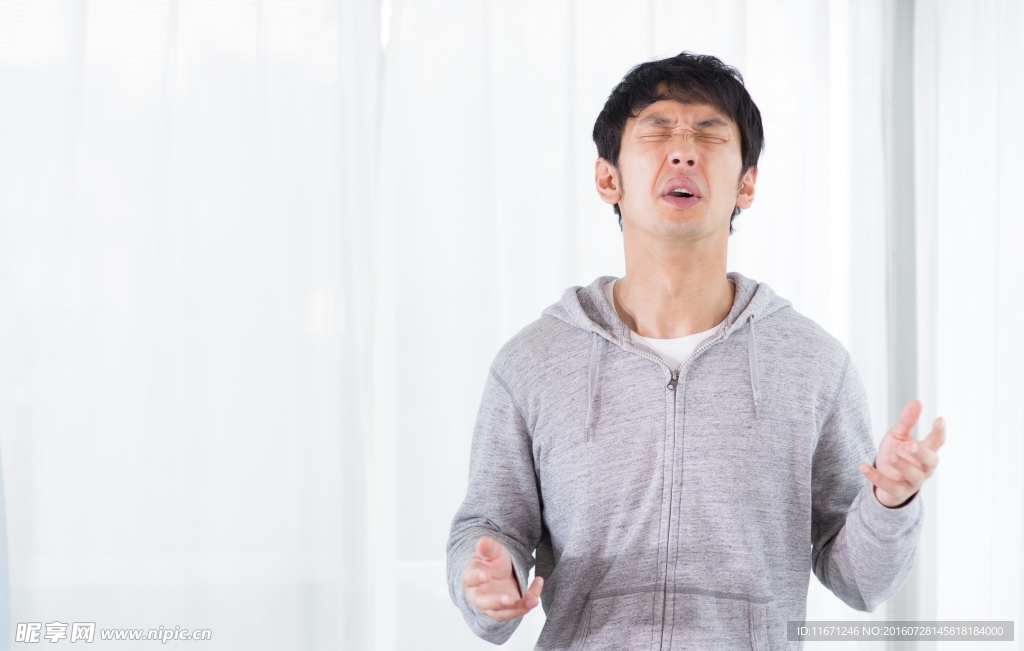 闭着眼的男人