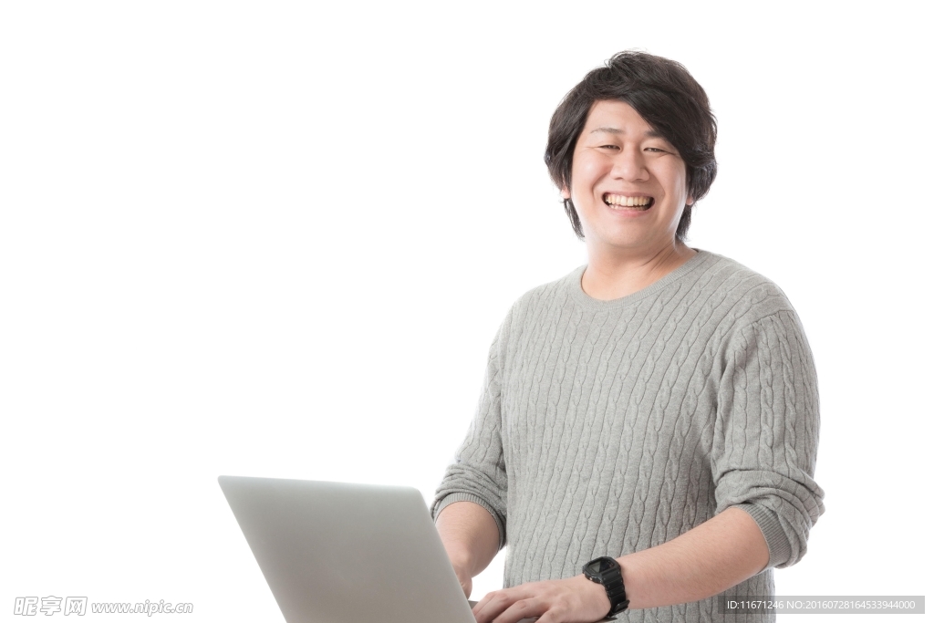 用笔记本的男人