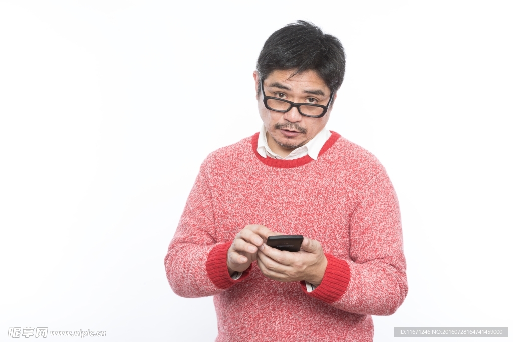 看手机的中年男人