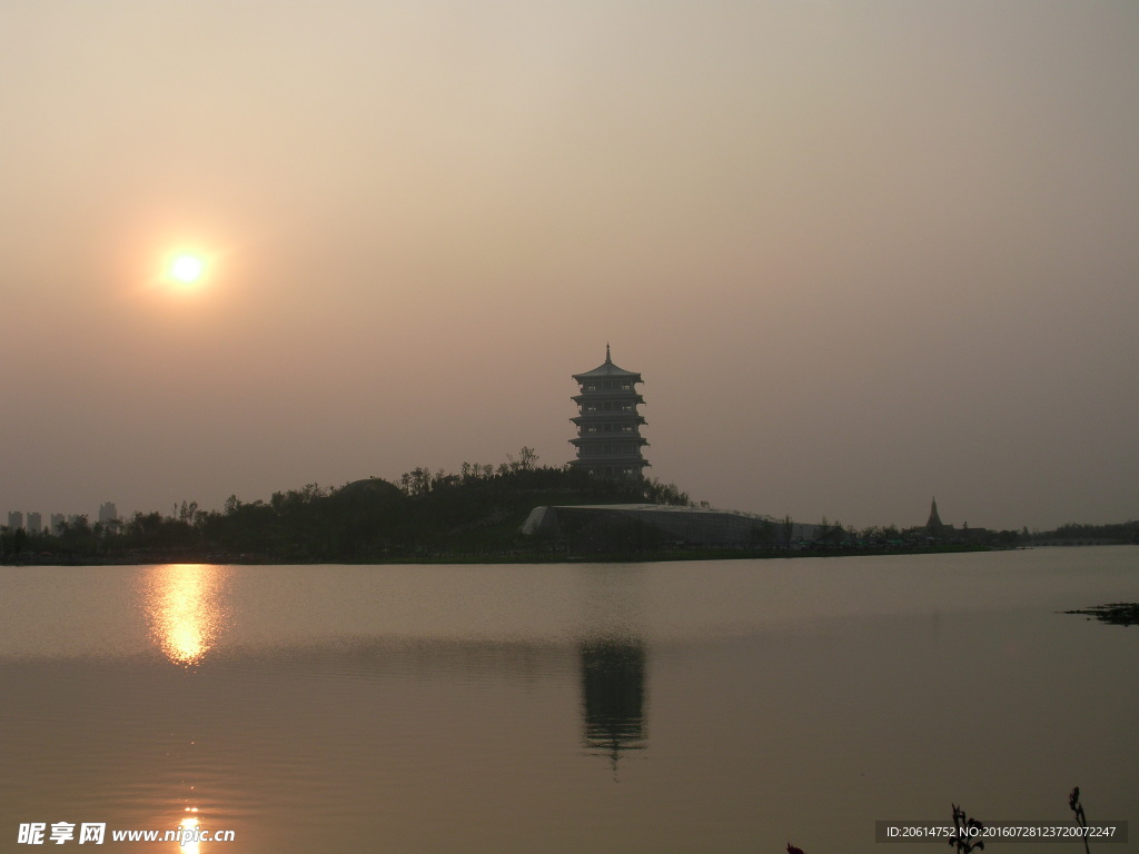 山丘上的古塔