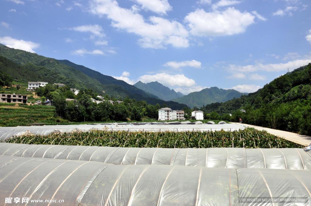 蓝天白云大山风景