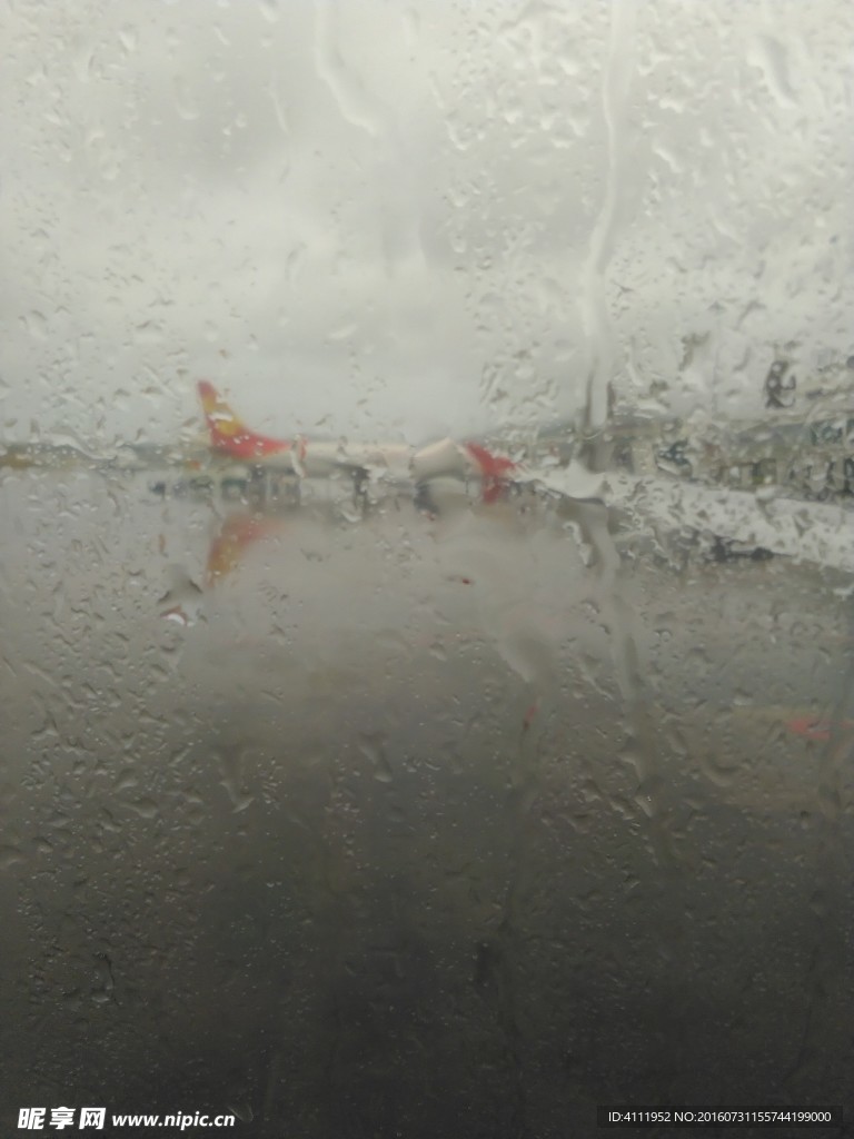 雨中飞机