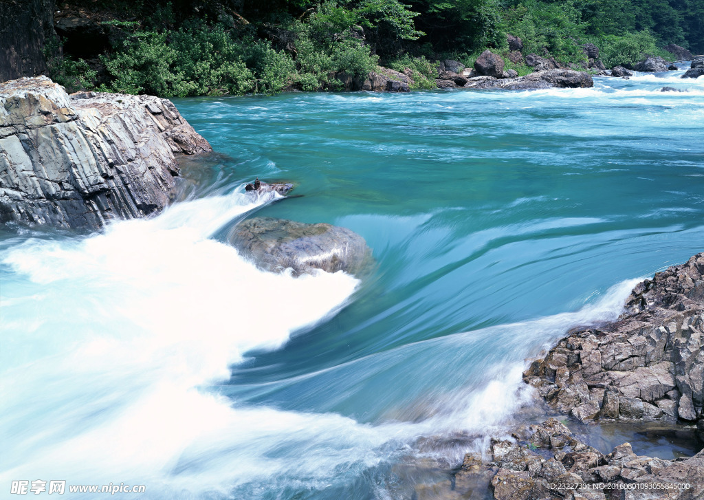 小河流水