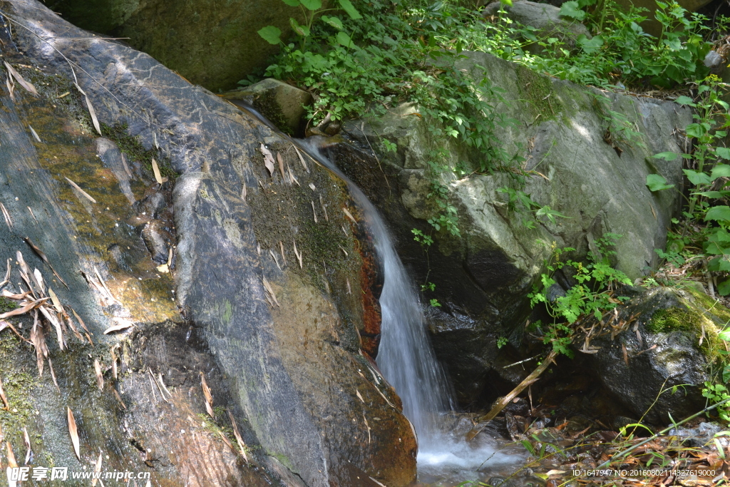 山涧溪流