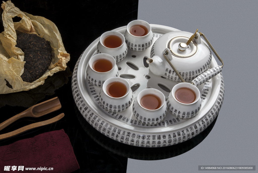 白色陶瓷圆茶具