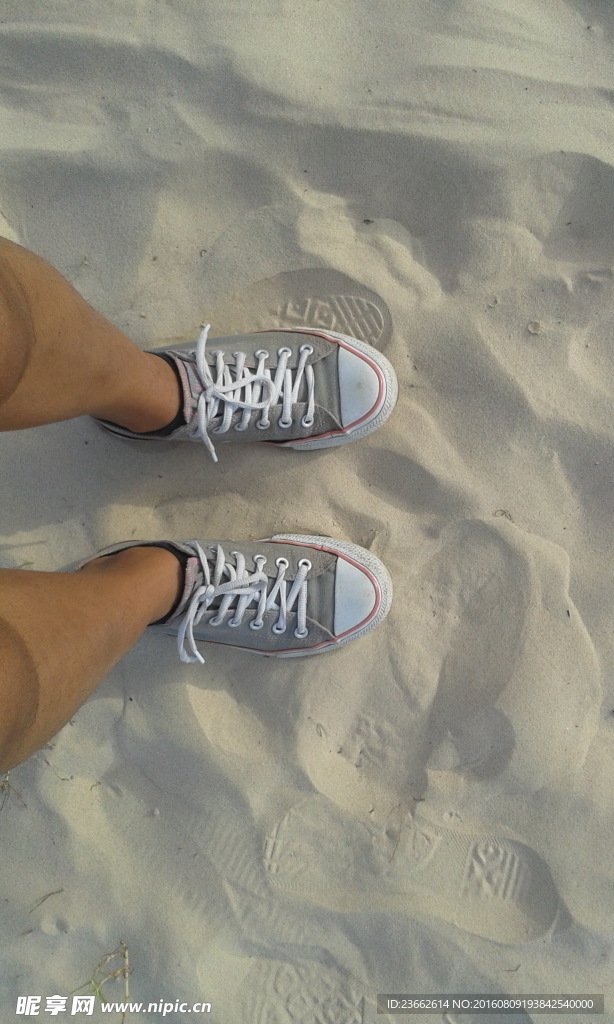 沙滩上的一双脚