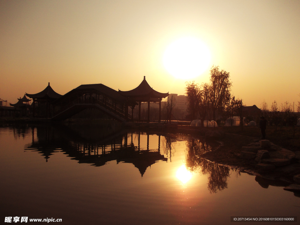 夕阳湖水古城