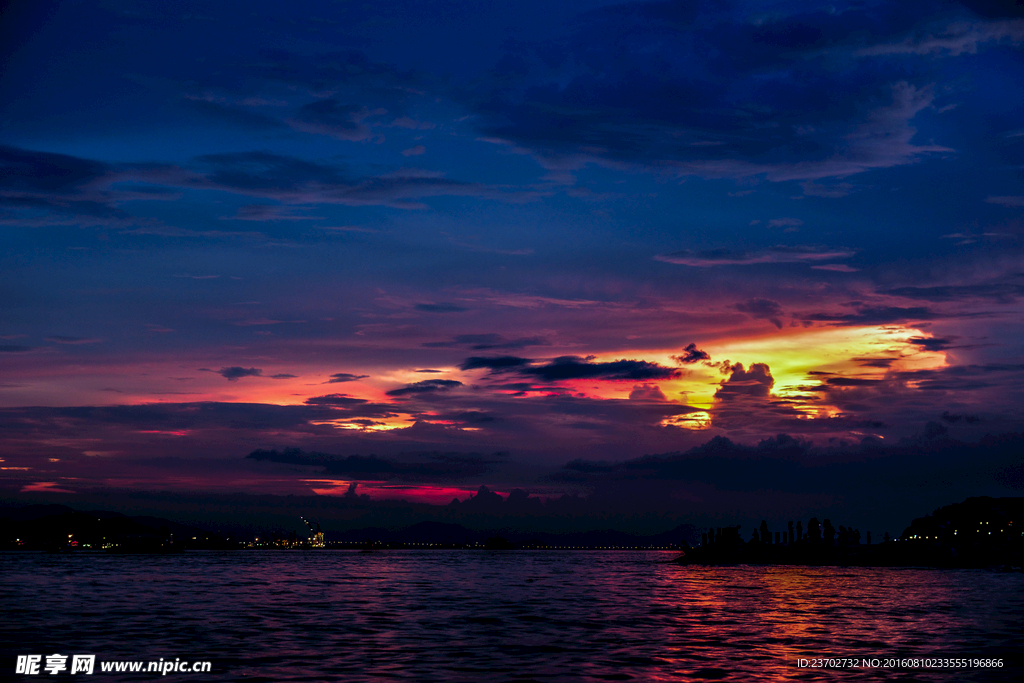 海边夜景