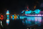 灯光下的镇远沿河街景