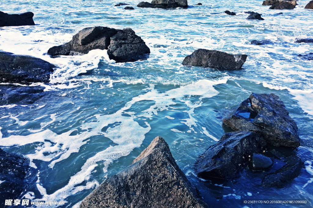 海岸礁石浪花