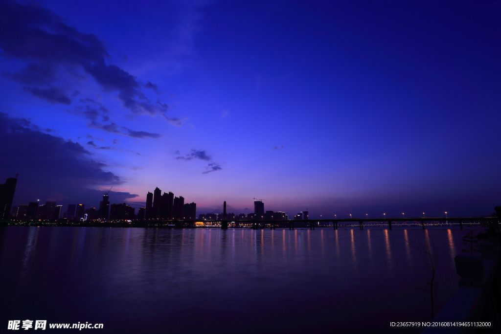 城市黄昏