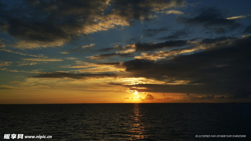 夕阳金色海滩