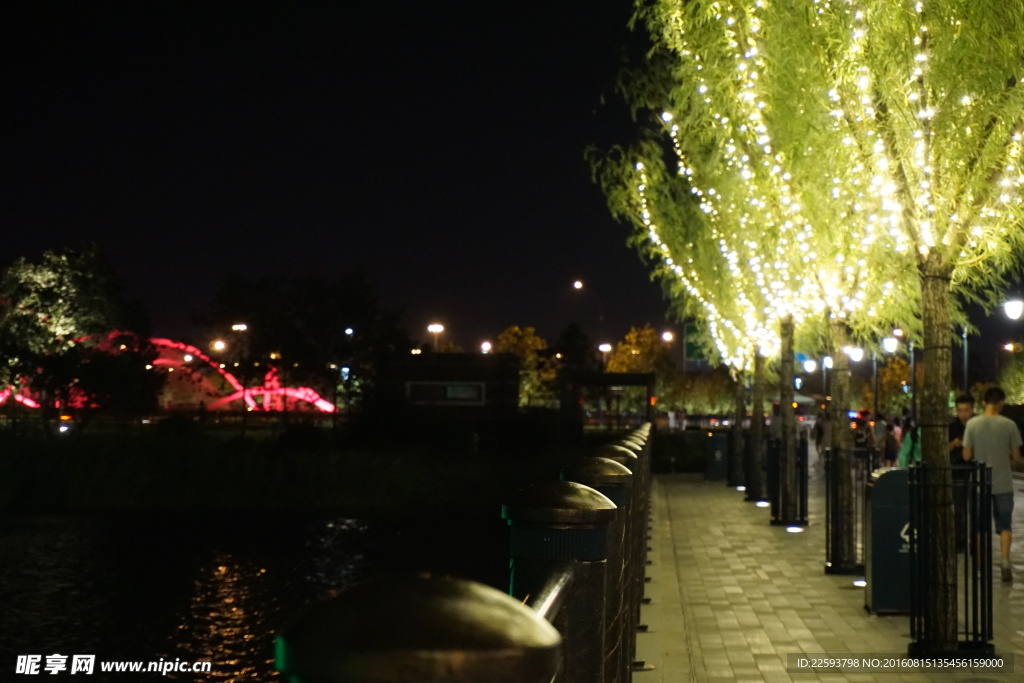 迪士尼小镇心愿湖夜景