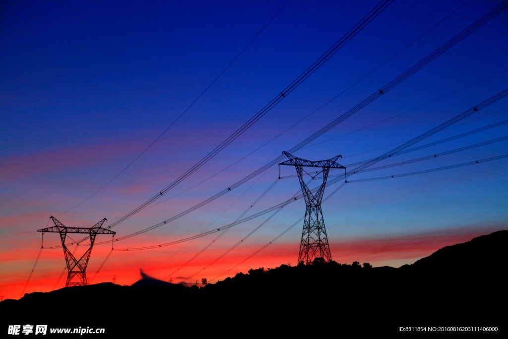 美丽黄昏下的电网