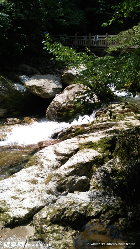 山谷溪流