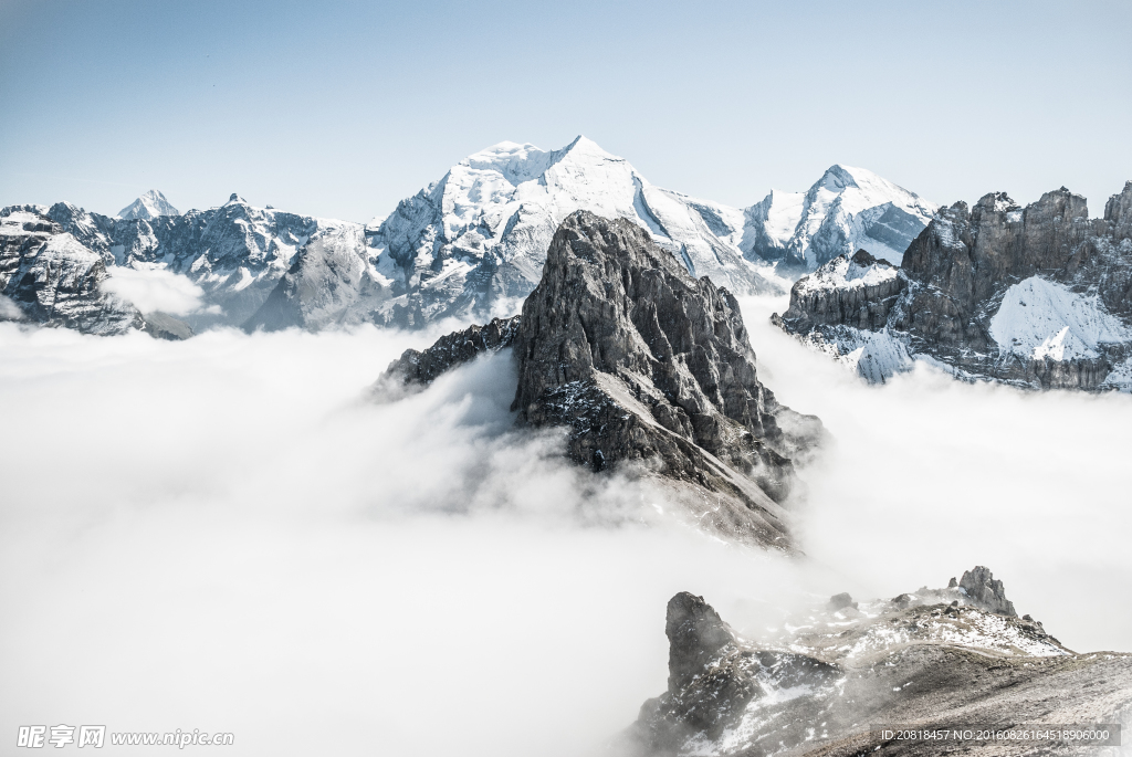 高大的雪山