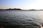 湖中波浪