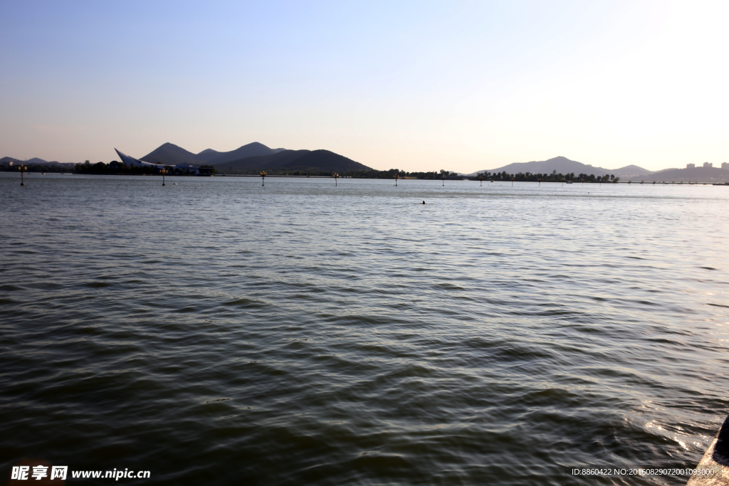 湖中波浪