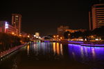 城中小河夜色