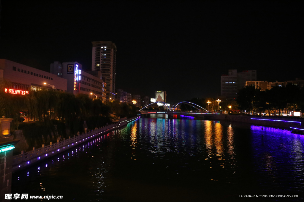 小河夜景