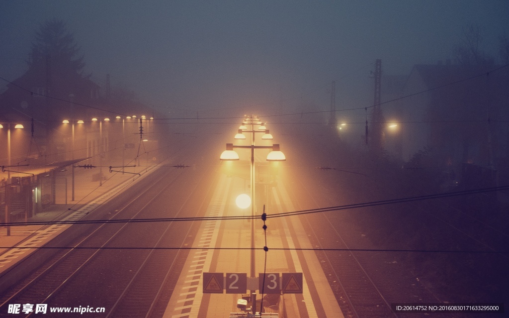 夜色下的铁路