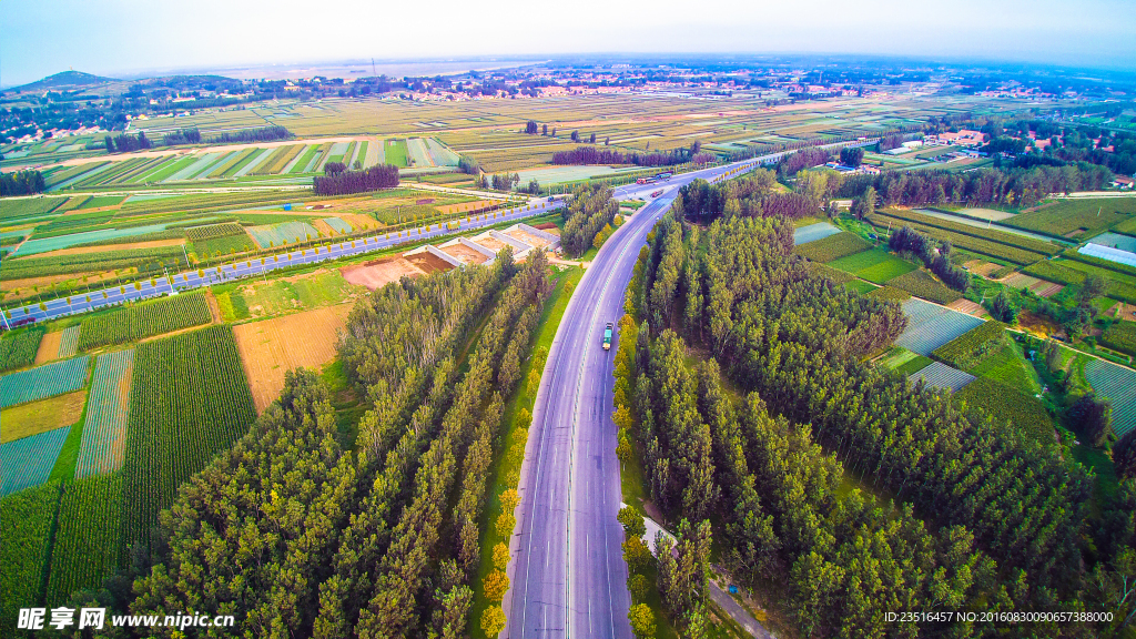 航拍公路农田