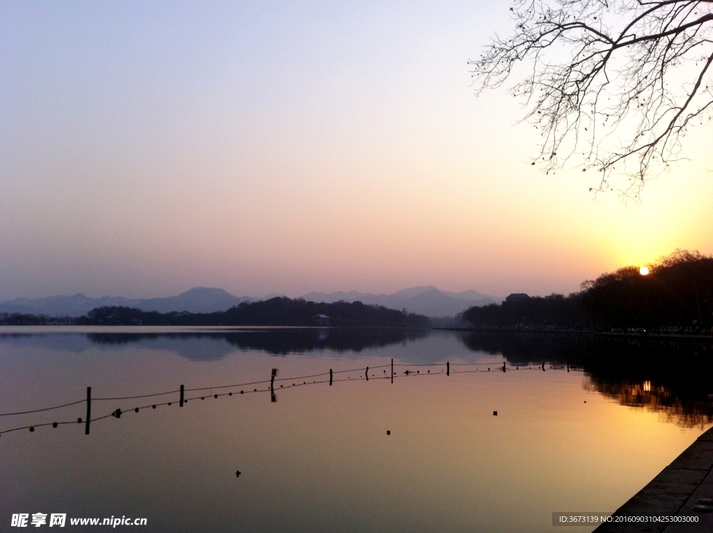 夕阳下的北山路