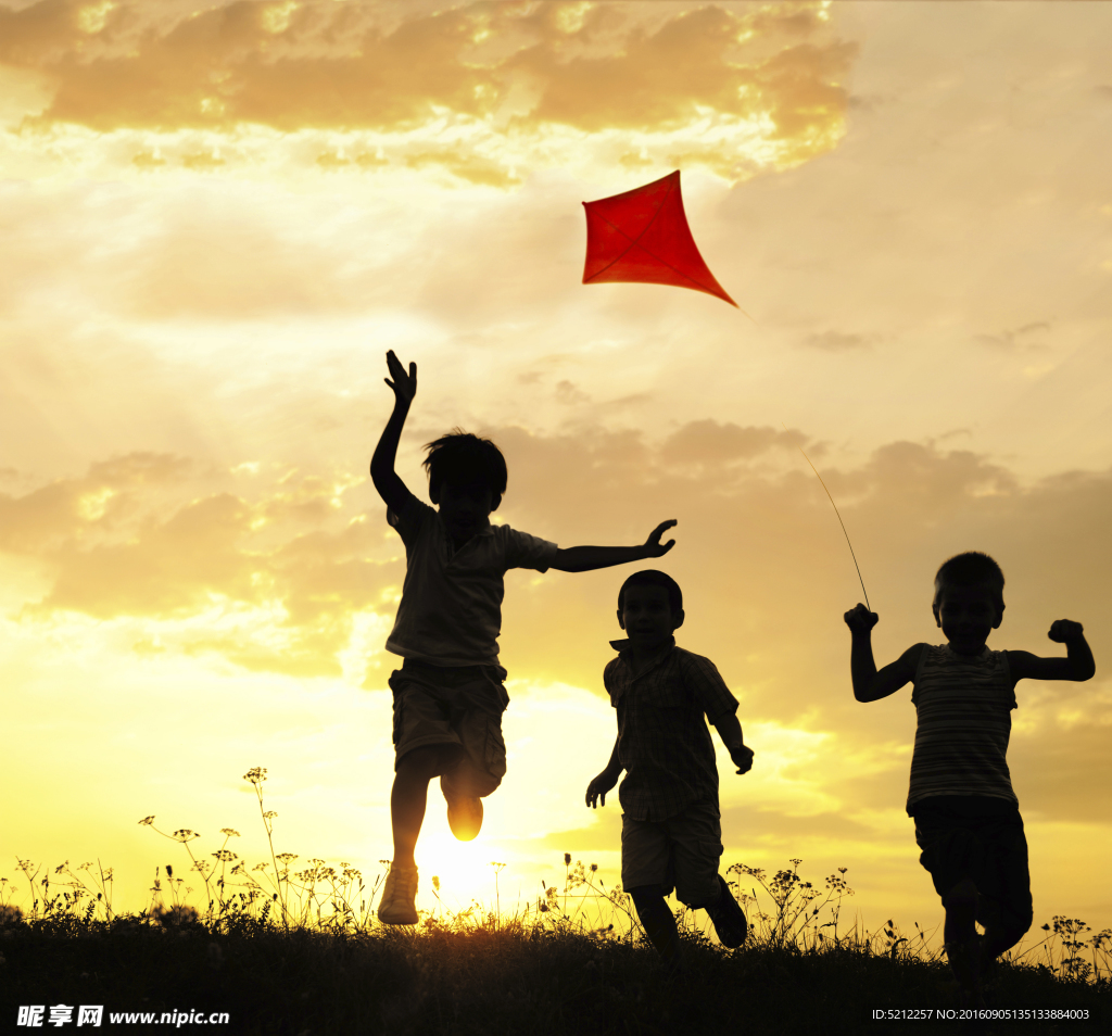 快乐的小女孩在草地上放风筝-蓝牛仔影像-中国原创广告影像素材